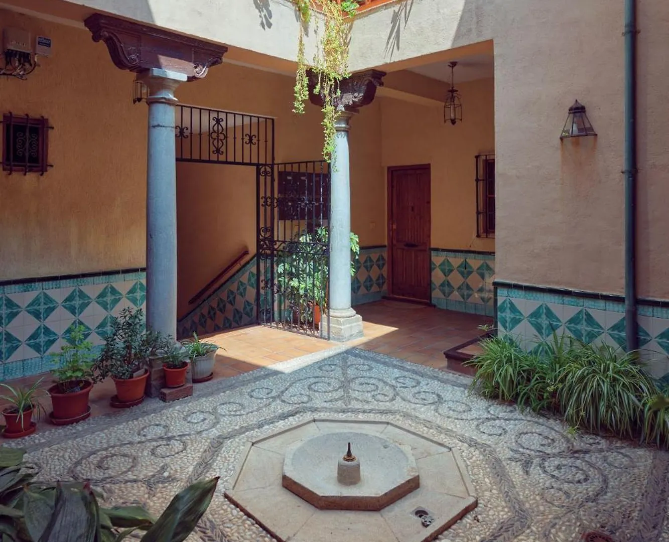 Anali - Hostatel Apartment Granada
