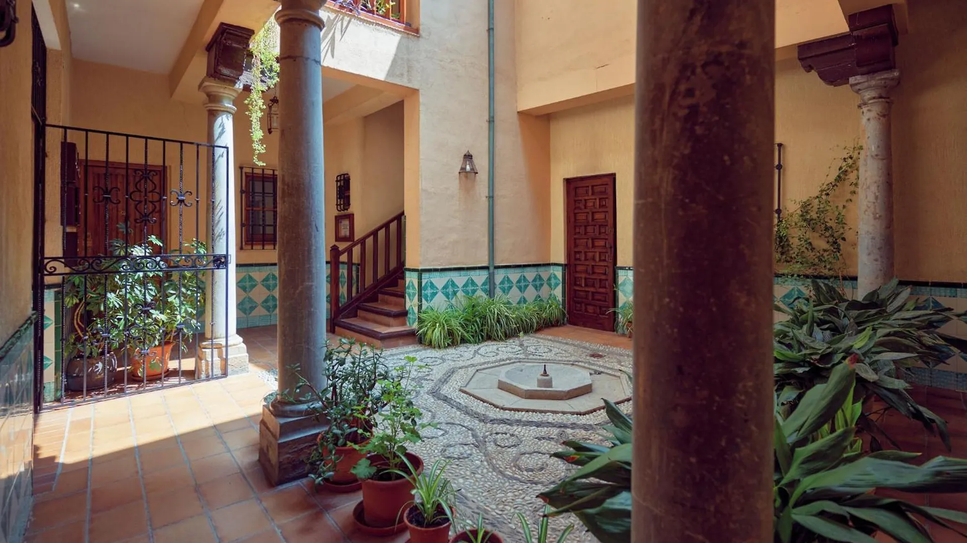 Anali - Hostatel Apartment Granada Spain